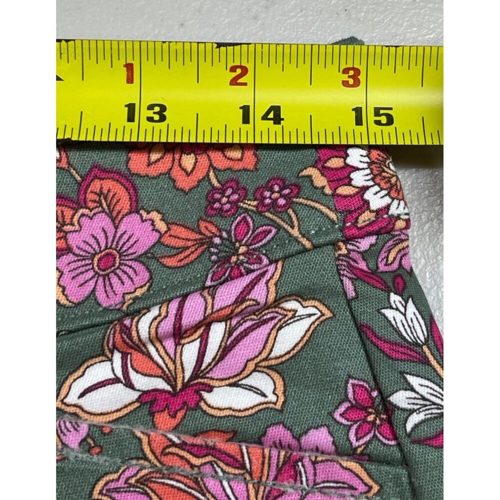 St John's Bay Womens Size 4P Bermuda Shorts Floral Green Secretly Slender Tummy - Picture 4 of 11